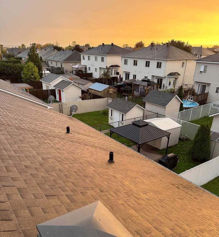 Toiture en pente, recouverte de bardeaux d'asphalte neufs, Lévis