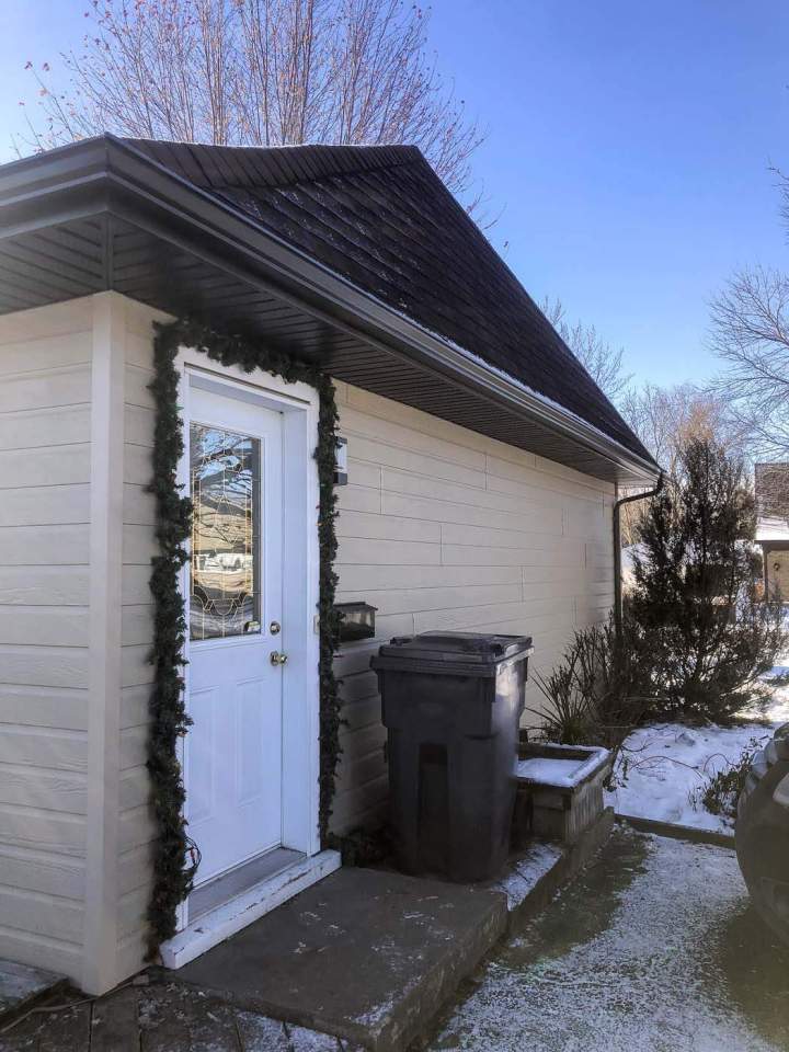 Façade de maison recouverte de revêtement Maibec Soffites, Lévis 